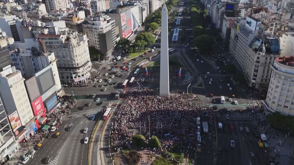 Multidão cerca Obelisco, em Buenos Aires, capital da Argentina, em comemoração à captura de Nicolás Maduro pelos Estados Unidos