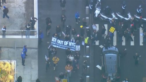 Imagem aérea de manifestantes em Nova York em um protesto contra o ICE, após um agente de imigração matar uma mulher de 37 anos a tiros no estados americano de Minnesota