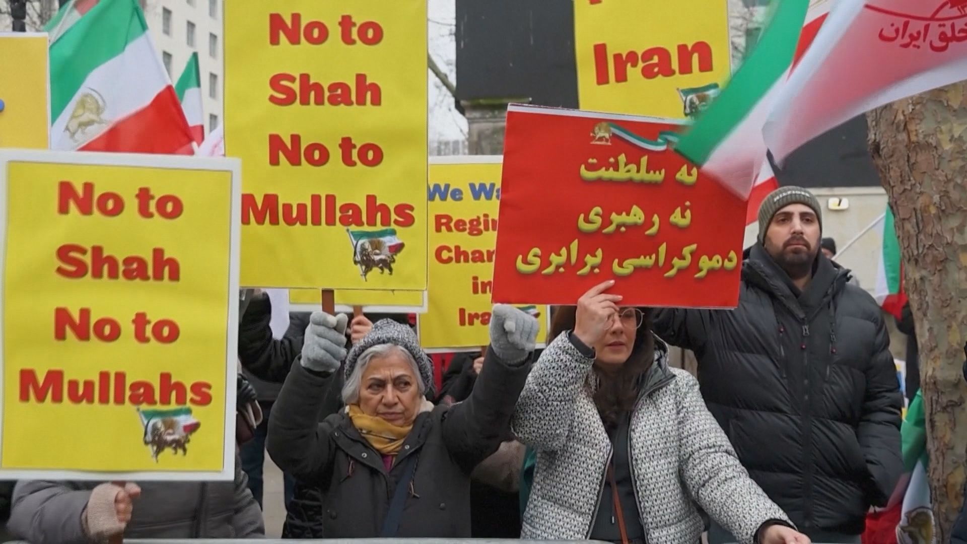 Mulheres iranianas em Londres demonstram solidariedade aos manifestantes no Irã • REUTERS