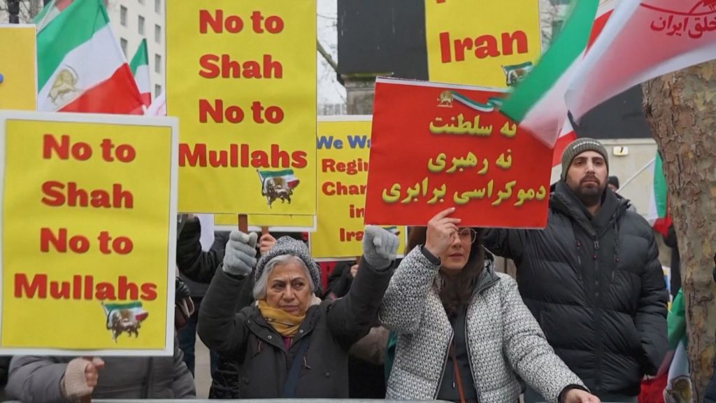 Mulheres iranianas em Londres demonstram solidariedade aos manifestantes no Irã.