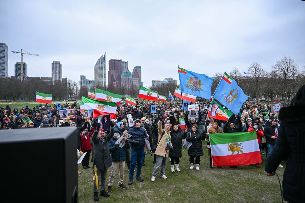 Manifestantes se reúnem em Haia, na Holanda, em 10 de janeiro de 2026, para demonstrar apoio aos protestos no Irã
