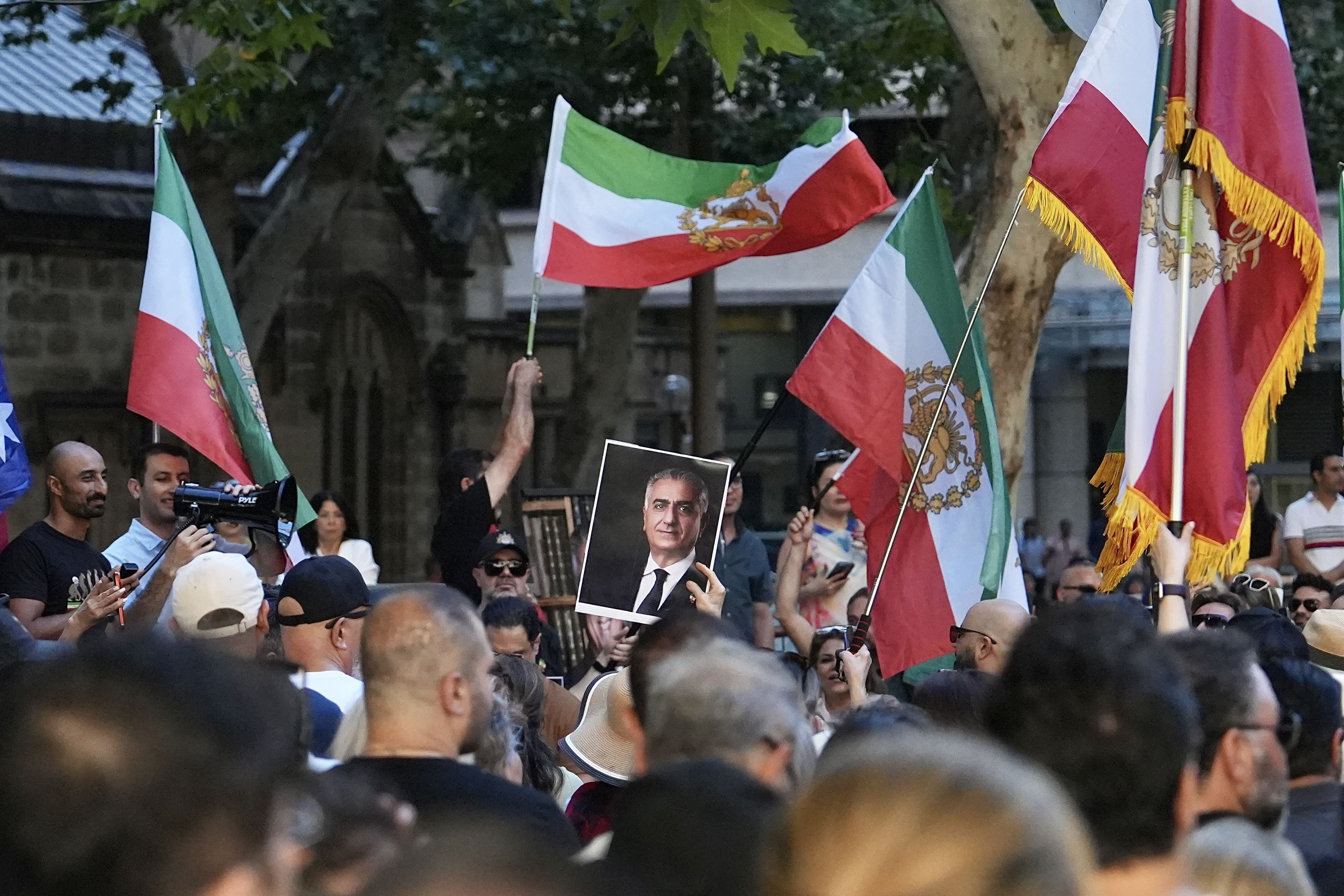 Centenas de iranianos-australianos participam de um protesto contra a República Islâmica do Irã, em Sydney, na Austrália