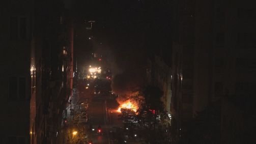 Veículos em chamas durante protestos antigovernamentais no Irã no dia 8 de janeiro