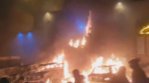 Vídeo gravado por testemunhas mostra manifestantes reunidos nas ruas da capital Teerã na quinta-feira (8)