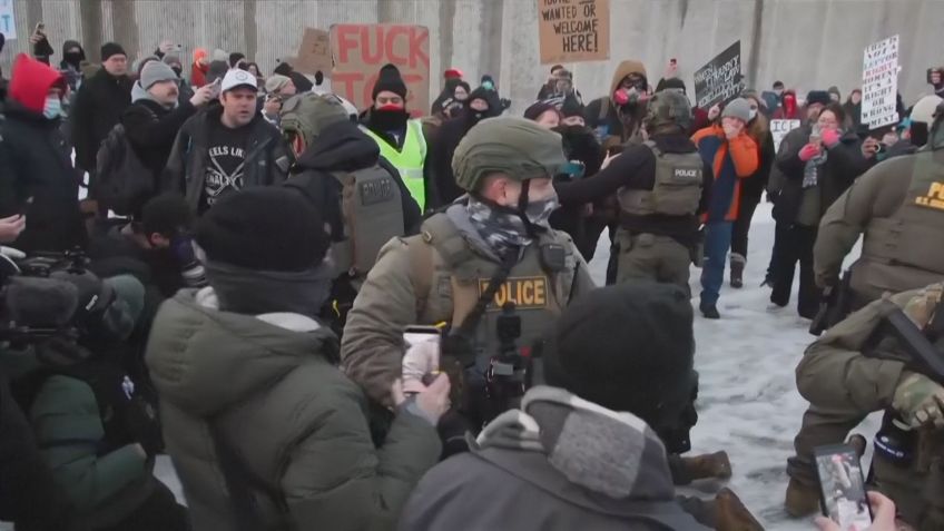 Agentes do ICE em meio aos protestos em frente ao edifício federal Bishop Henry Whipple • REUTERS