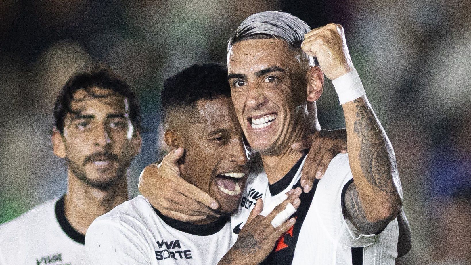 Pumita comemora gol ao lado de Tchê Tchê
