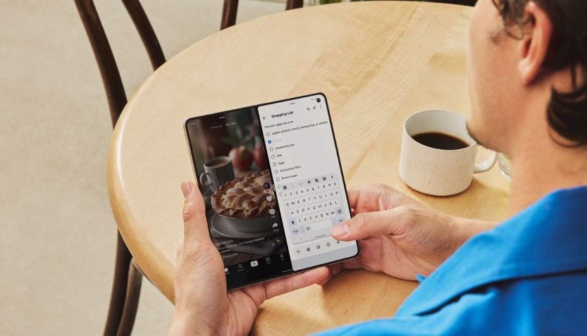O Razr Fold 2026 será o prmeiro da marca no formato que abre como um "livro". • Créditos: Motorola