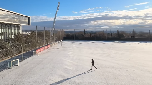 Campo de CT do Real Madrid totalmente coberto pela neve