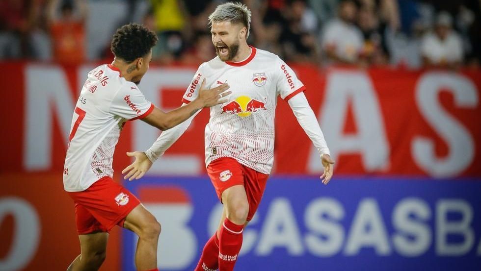Eduardo Sasha comemora com Marcelinho um dos gols da goleada do Red Bull Bragantino sobre o Botafogo-SP