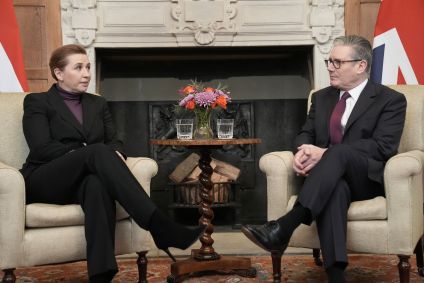 Primeira-ministra da Dinamarca, Mette Frederiksen, e primeiro-ministro do Reino Unido, Keir Starmer