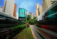 Ruy Ohtake assina novos relógios de rua em São Paulo; confira