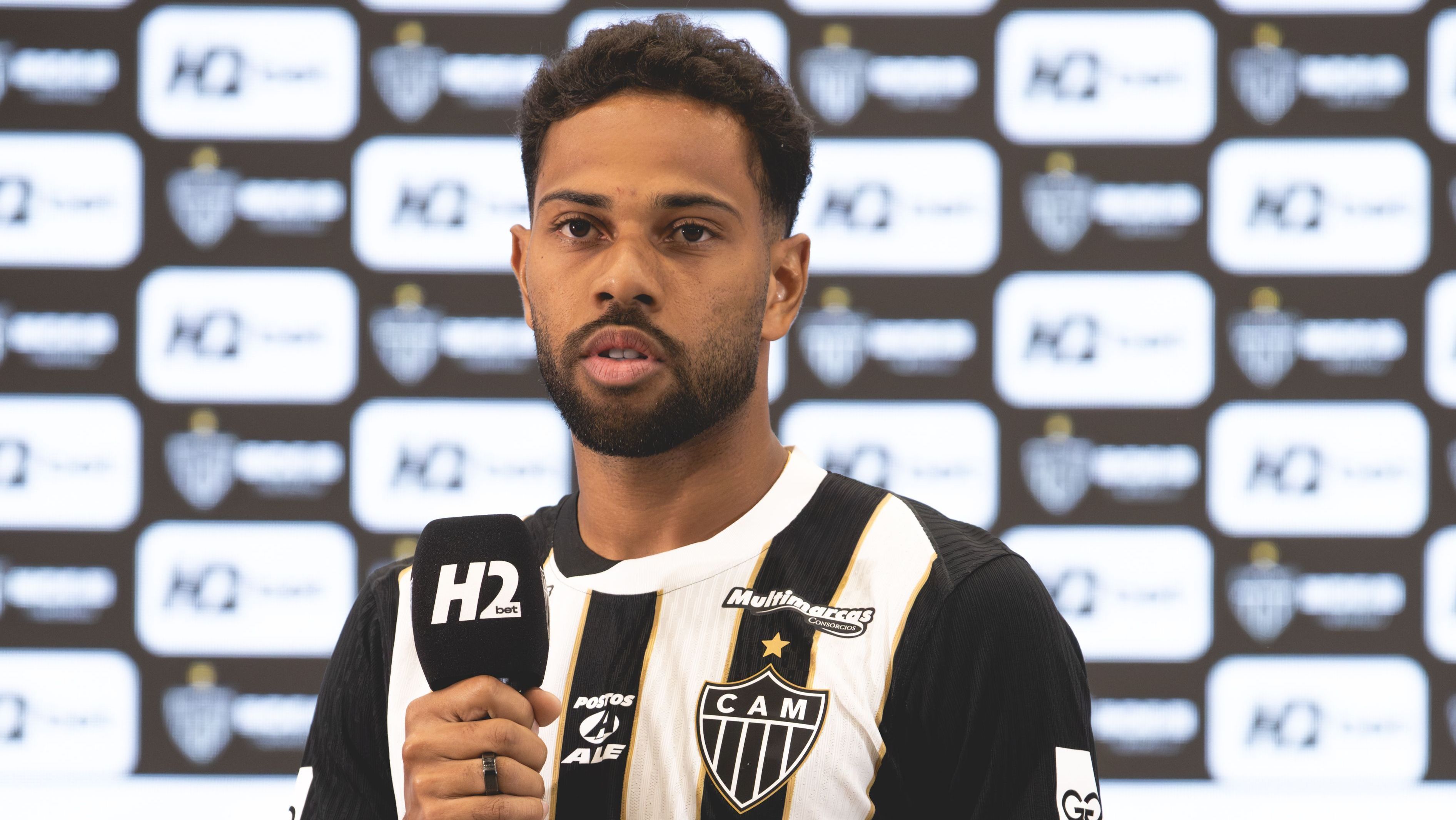 Renan Lodi durante apresentação oficial no Atlético-MG