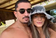 Ex-BBB Hariany Almeida surge aos beijos com irmão de Anitta; veja