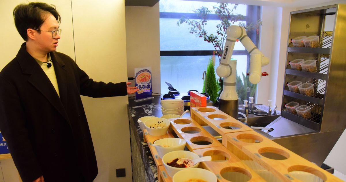 Cozinha cibernética: robôs assumem comando de restaurante na China