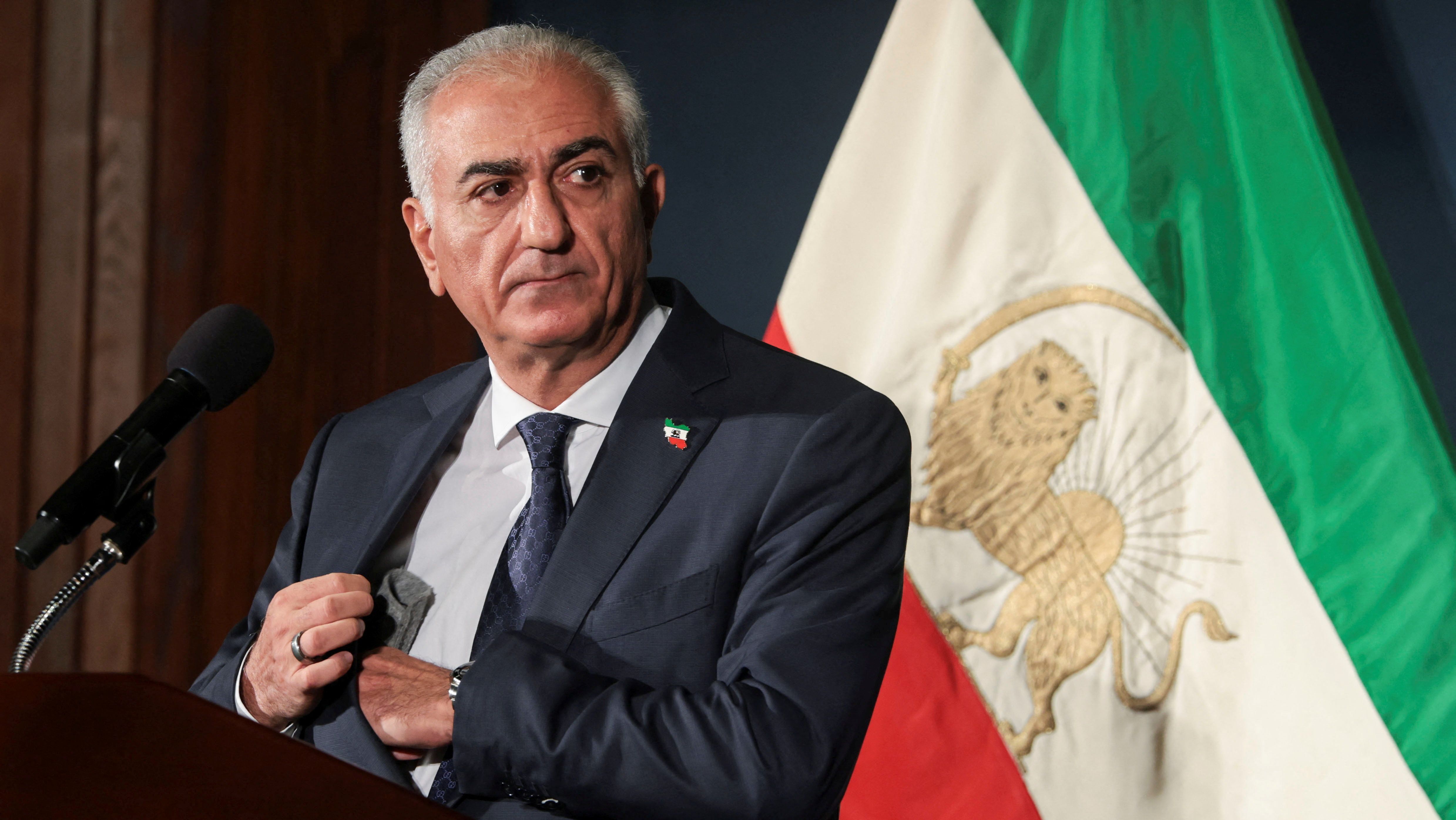 Reza Pahlavi, filho exilado do xá iraniano que foi deposto, dá entrevista coletiva em Washington