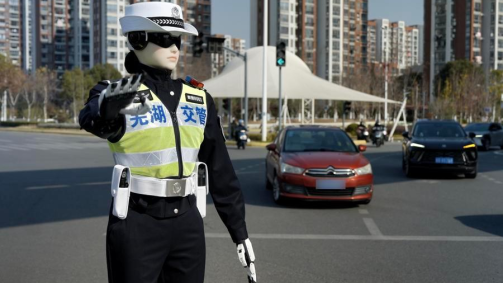 O algoritmo de IA o permite identificar autonomamente infrações de trânsito cometidas por veículos não motorizados e pedestres e identificar casos de estacionamento irregular