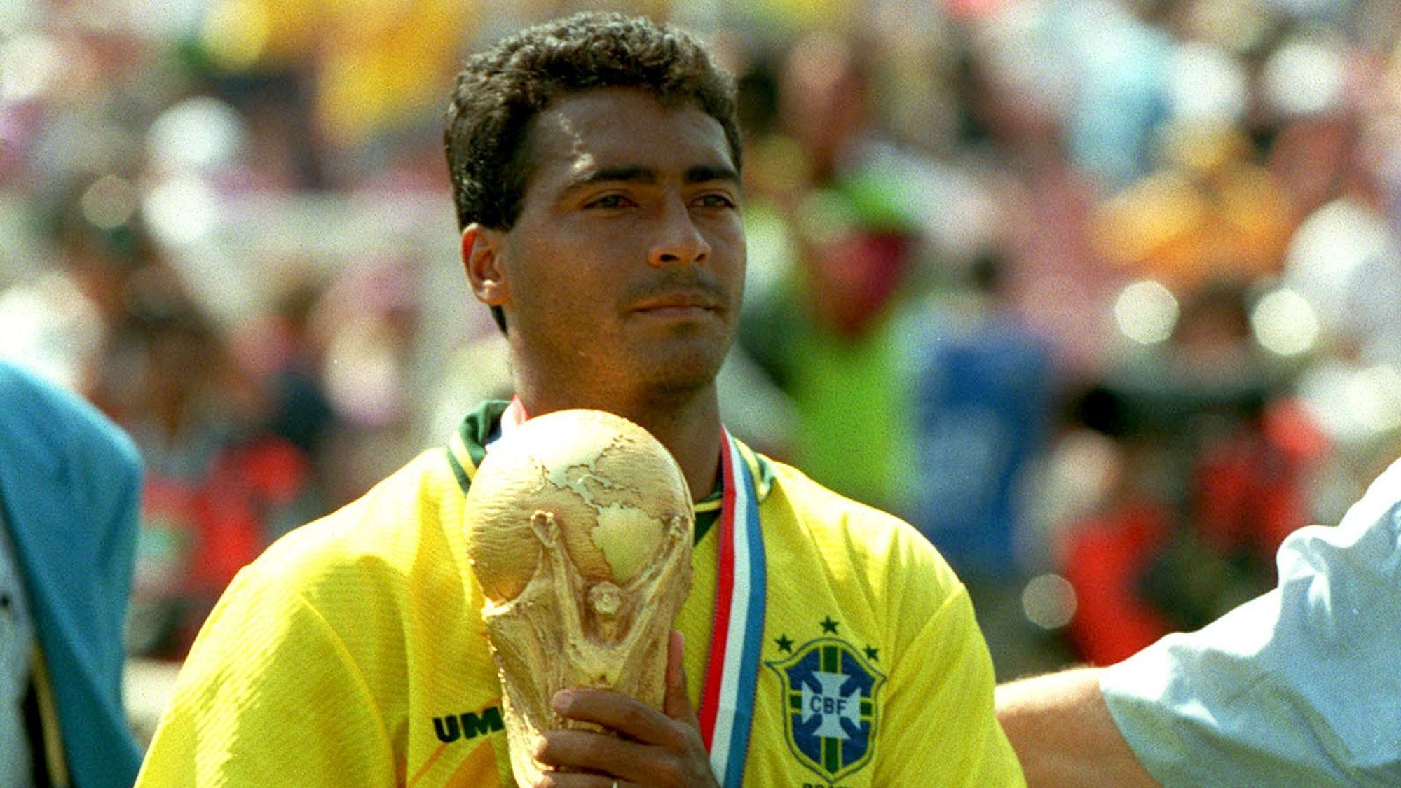 Romário com a taça da Copa do Mundo de 1994