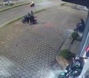 Ladrões invadem concessionária e fogem pilotando 12 motos