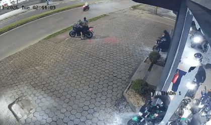 Vídeo: ladrões invadem concessionária e fogem pilotando 12 motos furtadas
