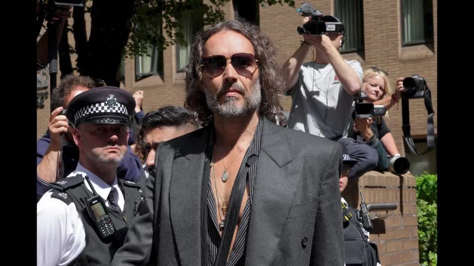 Russell Brand comparecerá, nesta terça-feira (20), ao Tribunal de Magistrados de Westminster, no centro de Londres