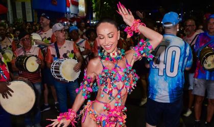 Multicolorida, Sabrina Sato se veste de "aquarela" em ensaio da Vila Isabel