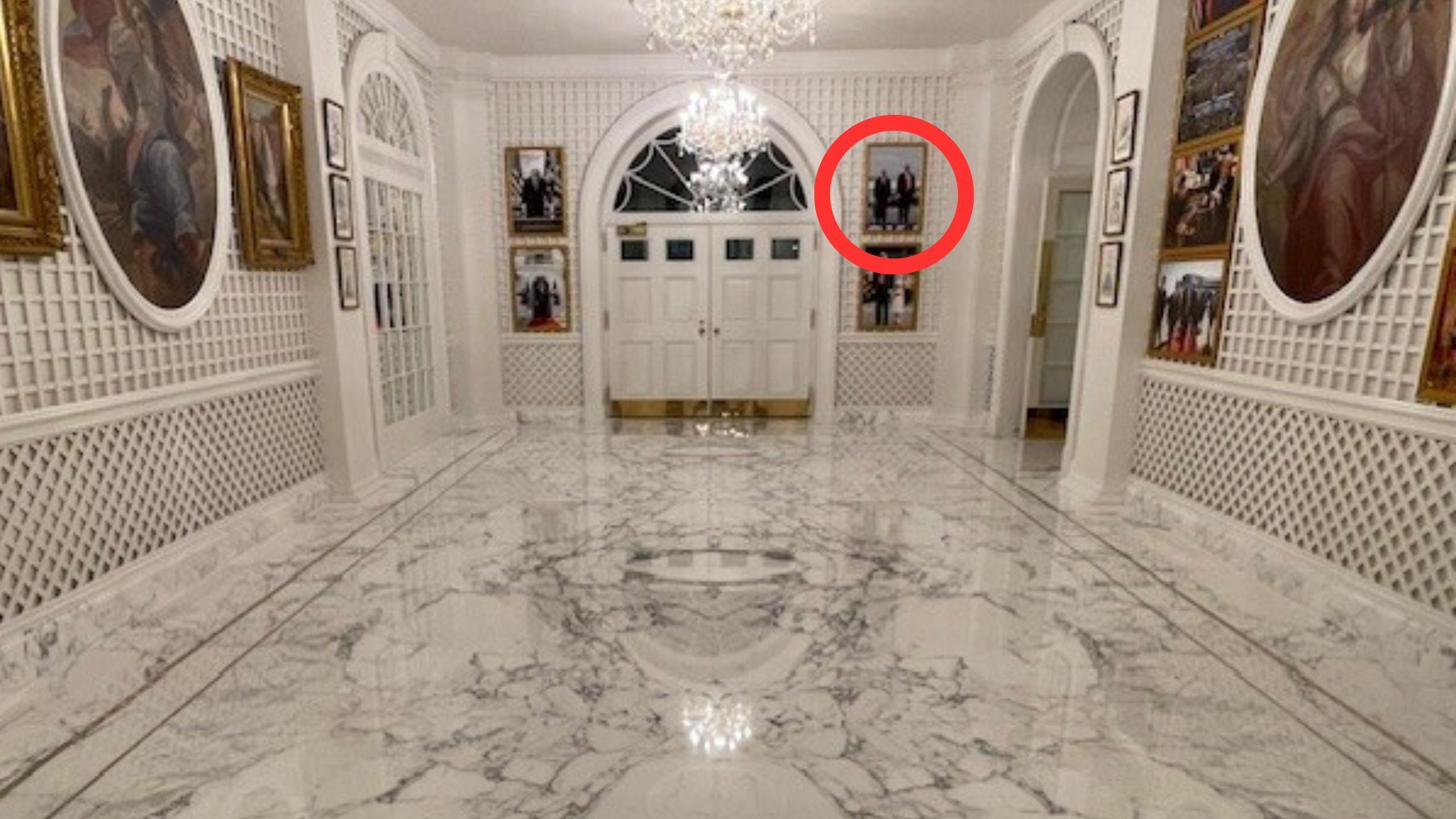 Local onde a foto de Trump e Putin foi pendurada na Palm Beach Room • TruthSocial/@realDonaldTrump