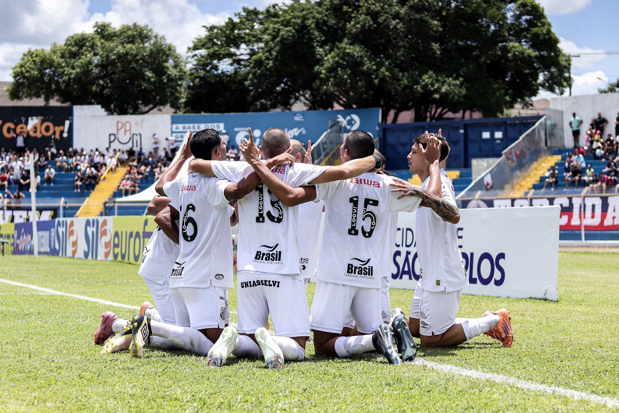 Jogadores do Santos celebram vitória na Copinha