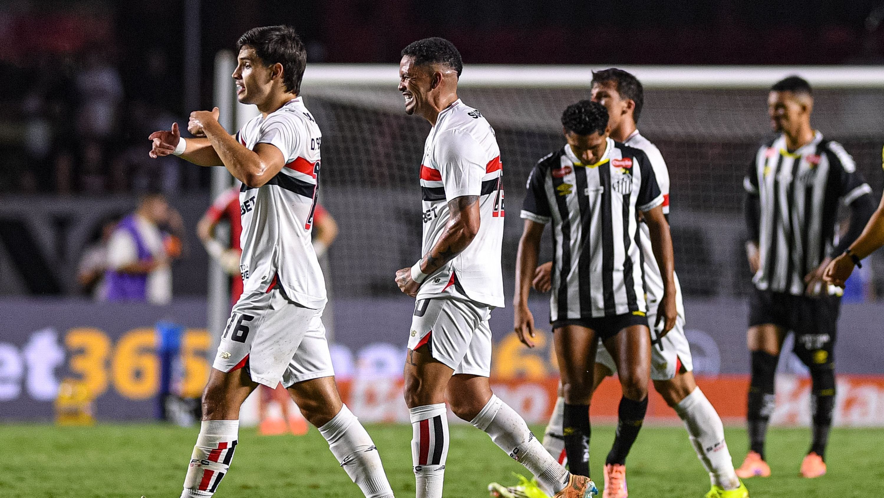 Jogadores do São Paulo comemoram gol contra o Santos em jogo do Campeonato Paulista