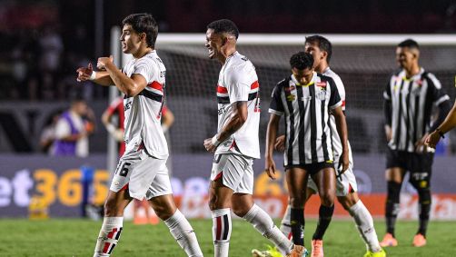 Jogadores do São Paulo comemoram gol contra o Santos em jogo do Campeonato Paulista