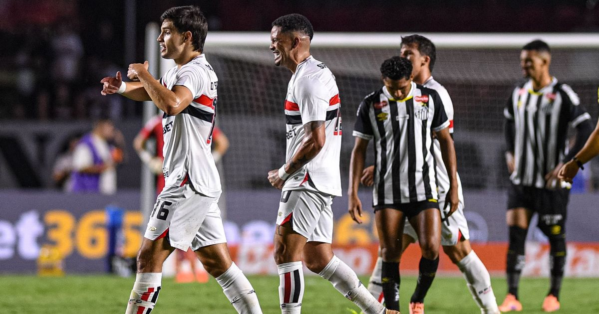 Com um a mais, São Paulo vence Santos e ganha respiro no Paulista