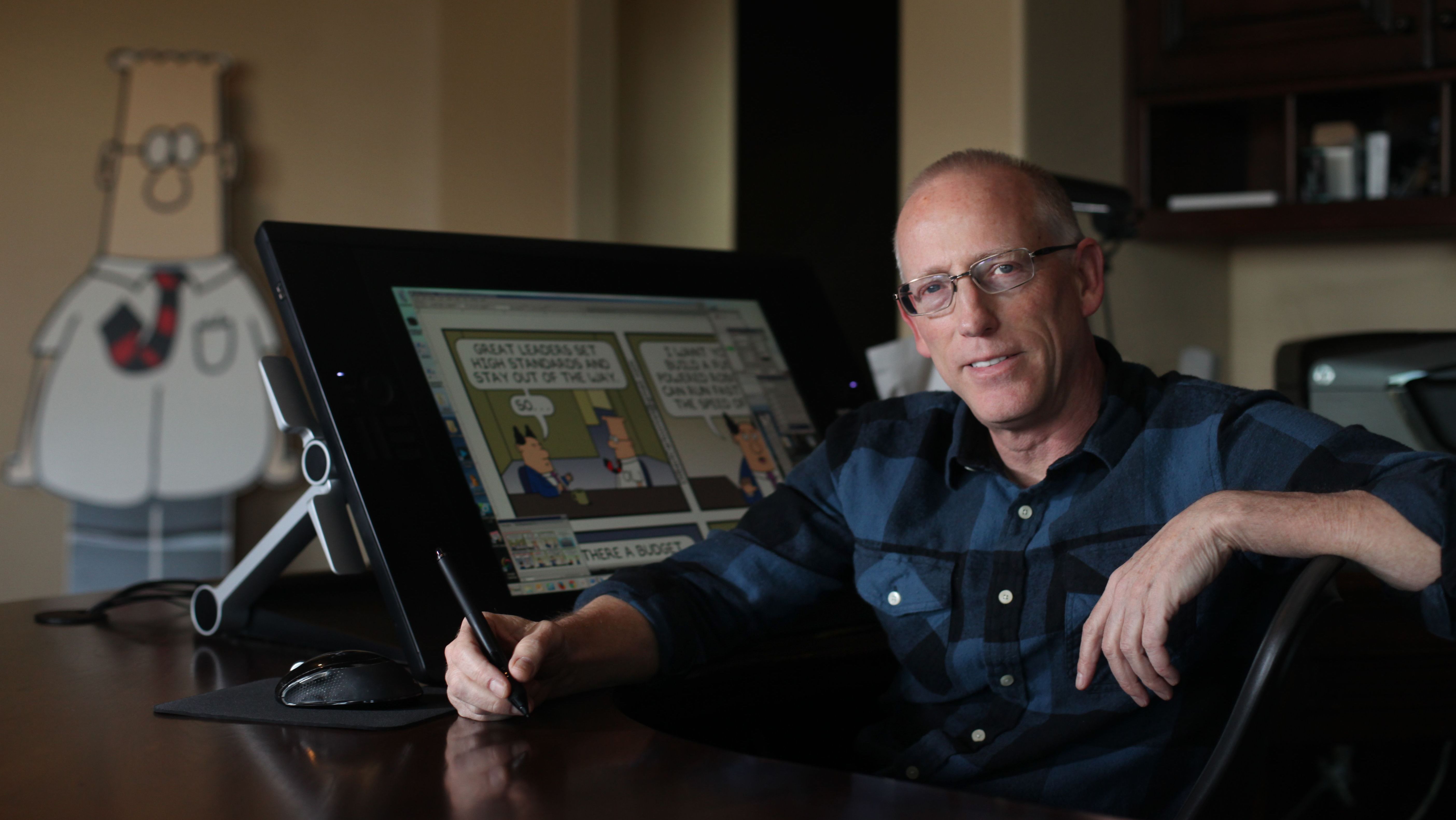 Scott Adams, cartunista, autor e criador de “Dilbert”, posa para uma foto em seu escritório em casa na segunda-feira, 6 de janeiro de 2014, em Pleasanton, Califórnia