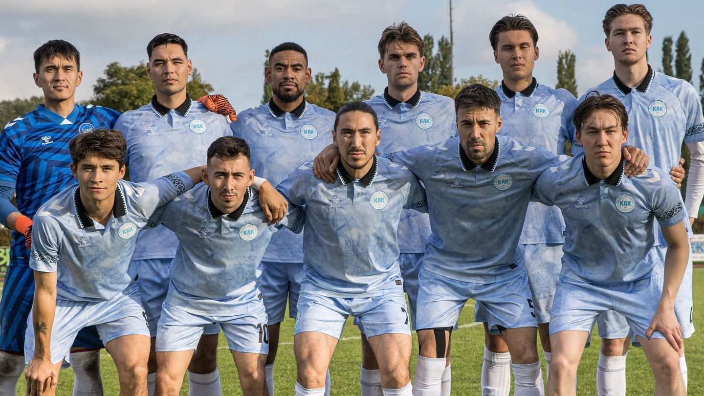 Seleção da Groenlândia antes de duelo com a equipe amadora da Eslovênia pela Copa das Nações