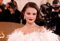 Selena Gomez usa Chanel que levou 320 horas para ser produzido; veja peça