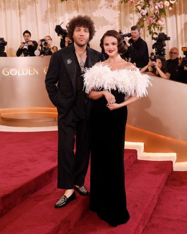 Selena Gomez e Benny Blanco no Globo de Ouro 2026 • Taylor Hill/FilmMagic