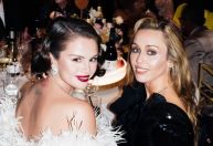 Reencontro de Selena Gomez e Miley Cyrus no Globo de Ouro emociona fãs