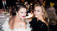 Reencontro de Selena Gomez e Miley Cyrus no Globo de Ouro emociona fãs