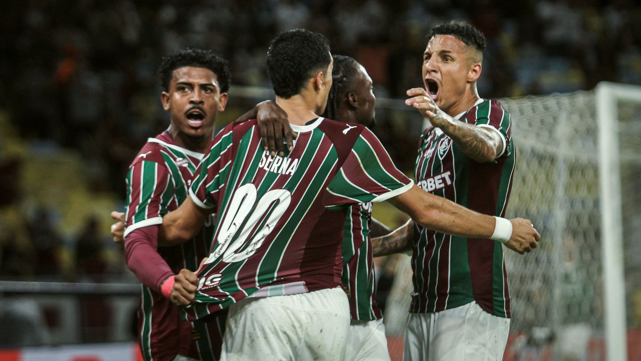 Serna comemora seu gol no Fla-Flu com seus companheiros de clube
