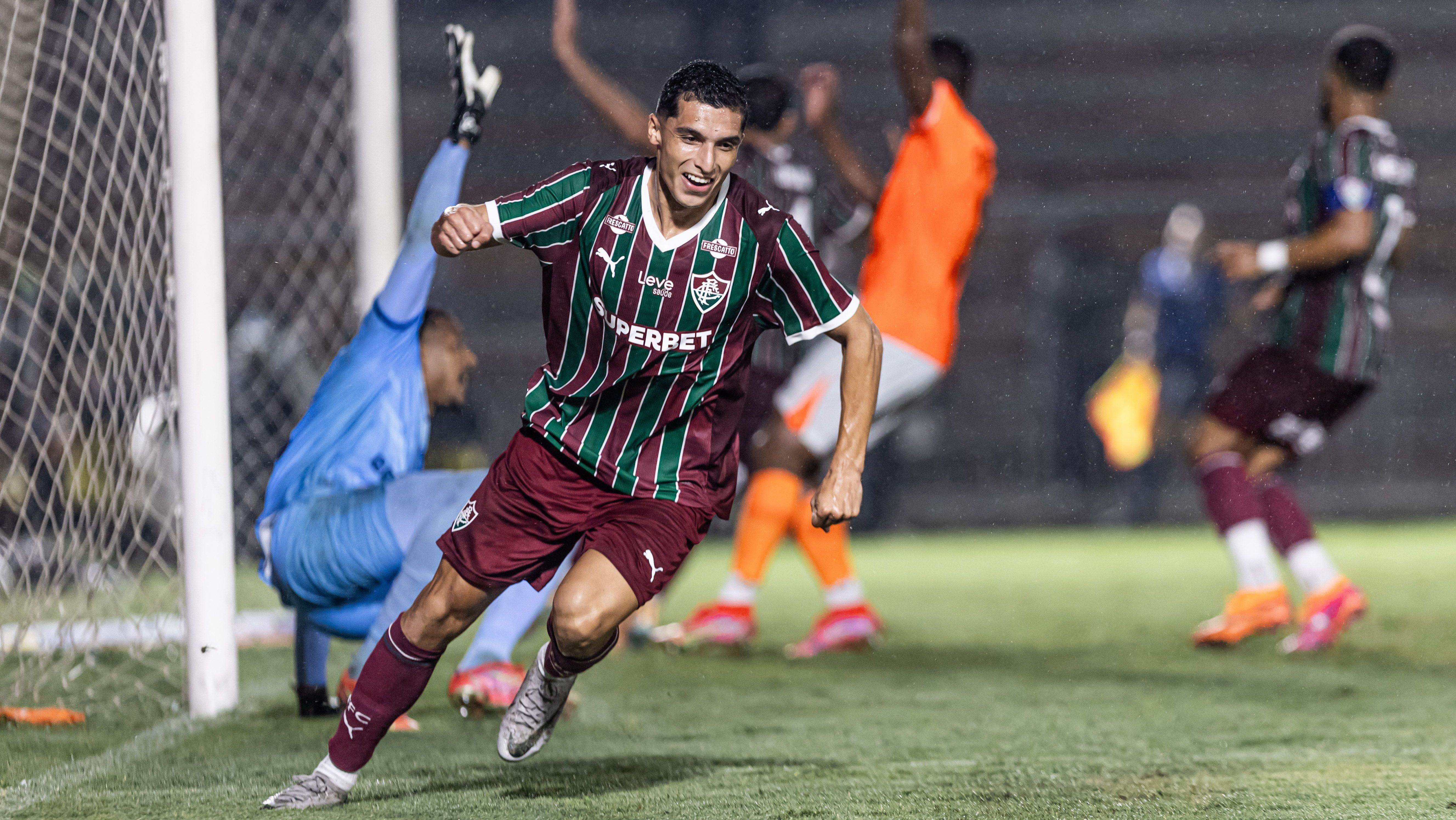 Serna comemora um dos gols que marcou para o Fluminense contra o Nova Iguaçu