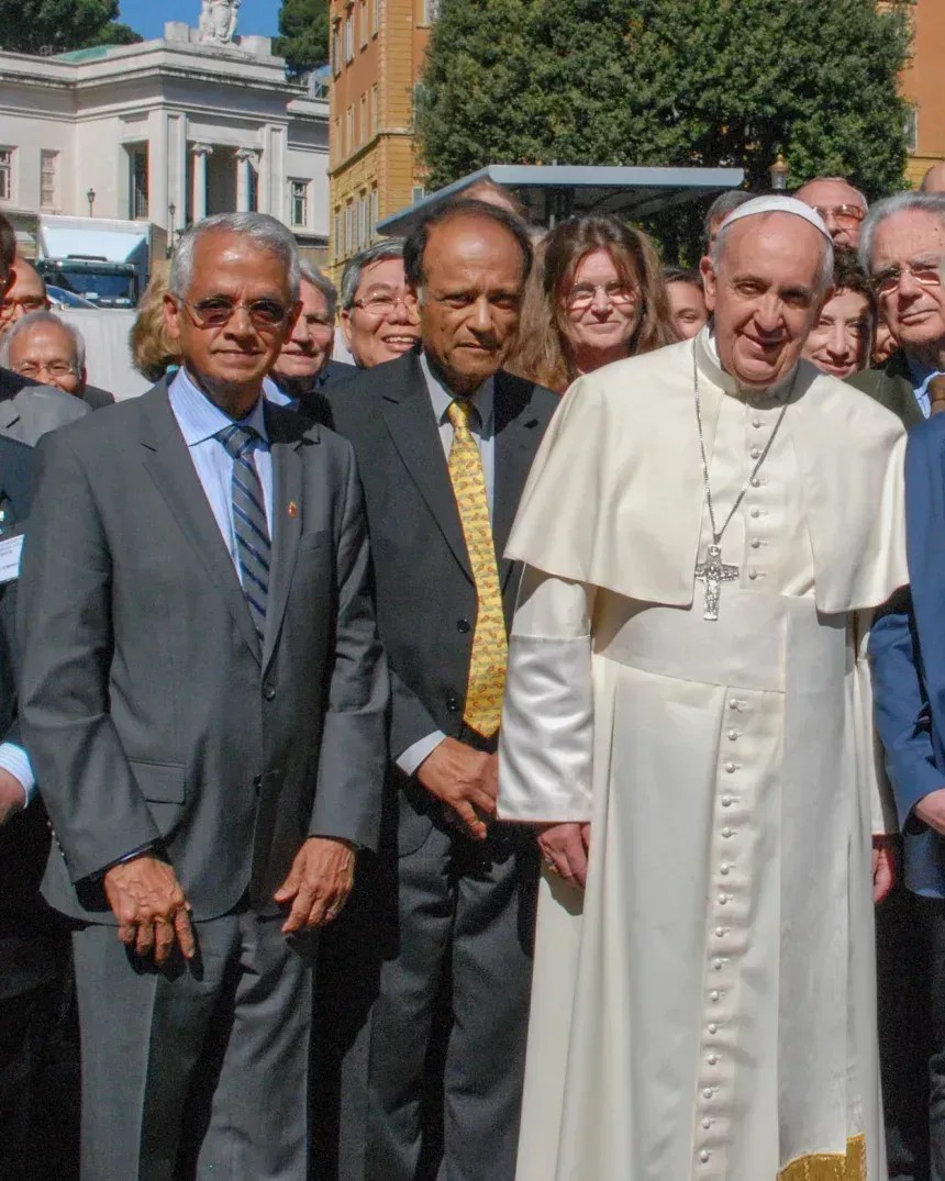 Ramanathan (à esquerda) com o Papa Francisco e outros pesquisadores após um workshop conjunto da Pontifícia Academia das Ciências e da Pontifícia Academia das Ciências Sociais em 2014 no Vaticano • Lorenzo Rumori