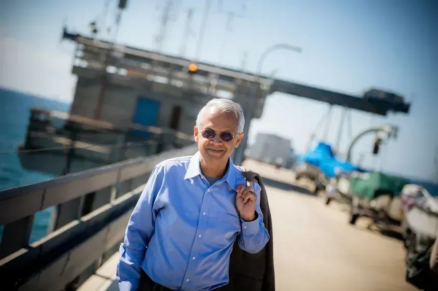 Ramanathan, de 81 anos, é atualmente um distinto professor de pesquisa em ciências climáticas e atmosféricas no Instituto Scripps de Oceanografia da UC San Diego • Erik Jepsen