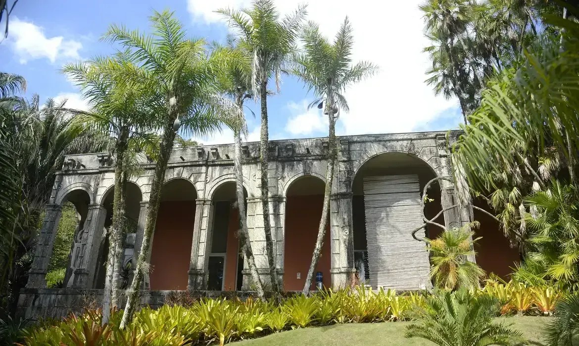 Mais do que moradia, o sítio foi espaço de criação e experimentação, onde arquitetura, arte e paisagismo se fundem em um modo sensível de habitar. • Tomaz Silva/Agência Brasil
