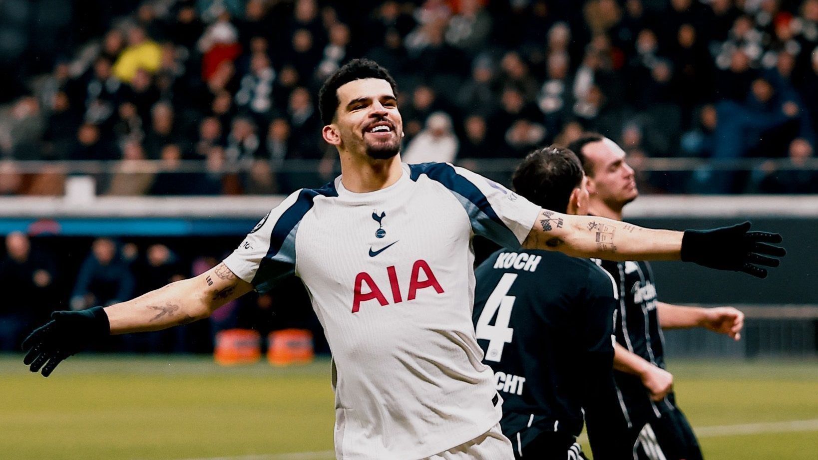 Dominic Solanke comemorando gol pelo Tottenham sobre o Eintratch Frankfurt na Champions League