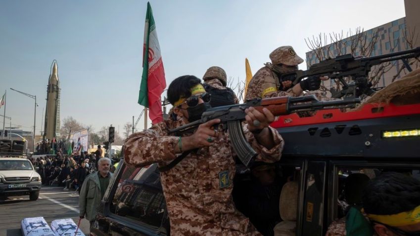 Militares da Guarda Revolucionária Islâmica do Irã transportam um míssil superfície-superfície de longo alcance de fabricação iraniana em um veículo durante uma manifestação militar no centro de Teerã • Morteza Nikoubazl/NurPhoto via Getty Images 10 de janeiro de 2025