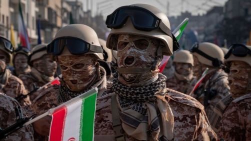 Integrante armado da Guarda Revolucionária Islâmica do Irã observa enquanto aguarda para participar de uma manifestação militar no centro de Teerã