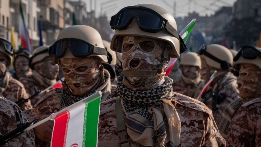 Integrante armado da Guarda Revolucionária Islâmica do Irã observa enquanto aguarda para participar de uma manifestação militar no centro de Teerã • Morteza Nikoubazl/NurPhoto via Getty Images
