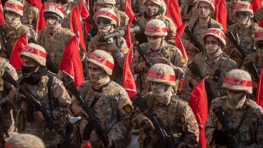 Integrantes da força paramilitar iraniana Basij marcham em Teerã, no Irã; a Guarda Revolucionária Islâmica e a Basij, um grupo paramilitar que desempenhou um papel importante na repressão de protestos, realizaram manobras militares na capital iraniana