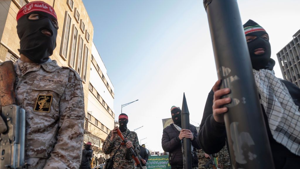 Militares da Guarda Revolucionária Islâmica do Irã exibem modelos em escala de mísseis durante uma manifestação militar no centro de Teerã