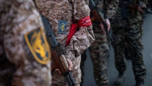 Integrantes armados do Corpo da Guarda Revolucionária Islâmica do Irã seguram fuzis AK-47 e participam de uma manifestação militar no centro de Teerã