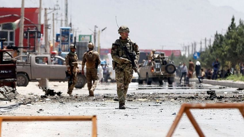 Forças de segurança afegãs e soldado do Reino Unido em Cabul, no Afeganistão • 31/5/2019 REUTERS/Omar Sobhani