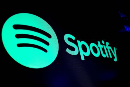 Tela exibindo o logotipo do Spotify no pregão da Bolsa de Valores de Nova York